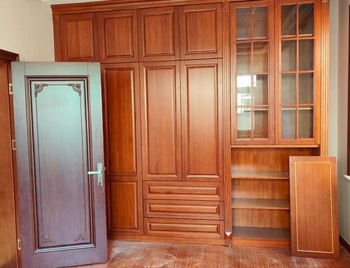 宁晋中式家庭装修里定制的实木衣柜效果图